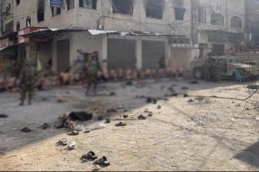 Des centaines de Palestiniens déportés nus d'une école de déplacés à Gaza.