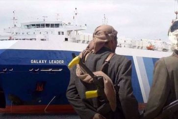 Deux combattants d'Ansarallah du Yémen devant le cargo israélien "Galexy Leader", saisi en Mer Rouge, le 19 novembre 2023. © Algerie-focus