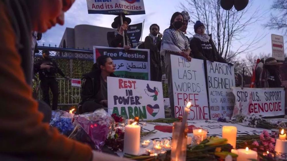 Des gens allument des bougies lors d’une veillée à la mémoire de l’aviateur américain Aaron Bushnell devant l’ambassade israélienne à Washington, le 26 février 2024. (Photo par AP)