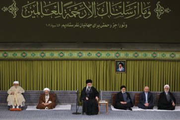 Le Leader de la Révolution islamique, l'Ayatollah Seyyed Ali Khamenei, s'exprime lors d'une réunion avec un groupe de responsables de l'État et de représentants diplomatiques de pays musulmans à Téhéran, le 8 février 2024. (Photo de khamenei.ir)