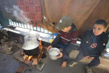 Des enfants palestiniens déplacés de leur foyer à Gaza
