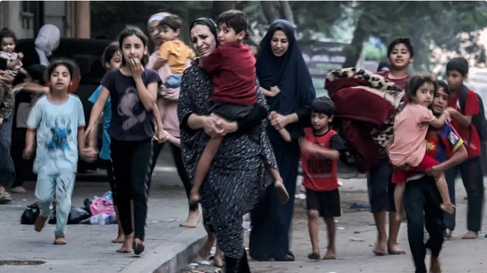 Des femmes et des enfants palestiniens à Gaza, fuyant les bombardements israéliens.