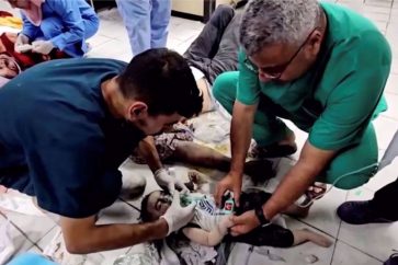 Des soignants tentent de sauver un bébé palestinien blessé lors d'une frappe israélienne, à l'hôpital indonésien, dans le nord de la bande de Gaza, le 12 novembre 2023. © Reuters