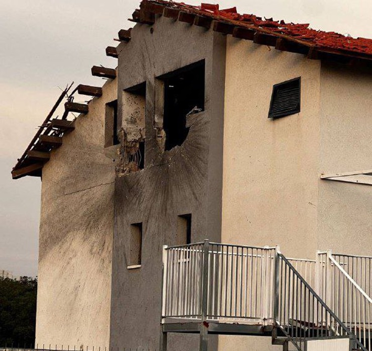 Un batiment où étaient stationnés des militaires israéliens dans la colonie de Shtoula a été frappé dans la soirée de dimanche .