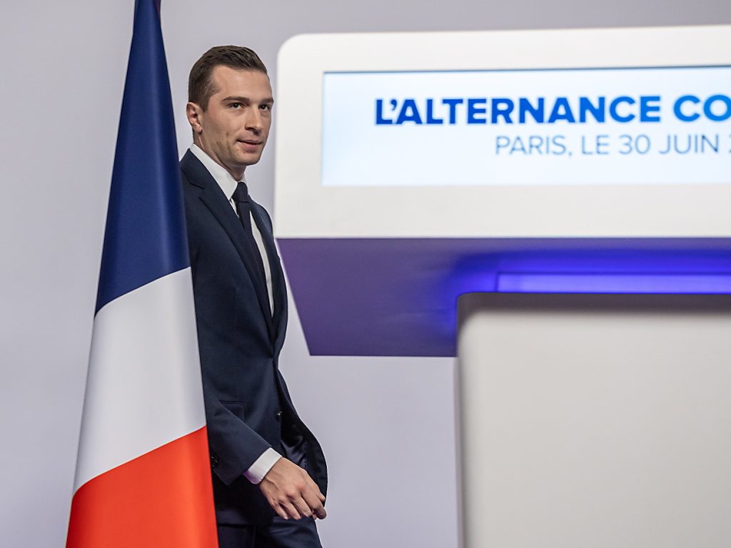 Les Français "ont rendu un verdict sans appel", s'est réjoui dimanche Jordan Bardella dont le parti d'extrême droite le Rassemblement national (RN) est arrivé largement en tête du premier tour des élections législatives en France. (© KEYSTONE/EPA/CHRISTOPHE PETIT TESSON)