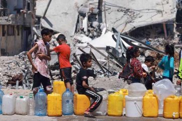 Des enfants palestiniens font la queue pour obtenir de l’eau à Rafah, dans le sud de la bande de Gaza, le 19 avril 2024. ©AFP