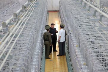 Le dirigeant nord-coréen Kim Jong-un, lors d'une visite à l'Institut d'armes nucléaires et à la base de production de matières nucléaires dans un lieu non divulgué en Corée du Nord, le 13 septembre 2024. ©KCNA