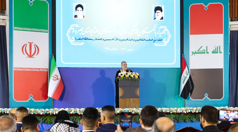 Le président iranien Massoud Pezeshkian s'adresse à un groupe d'élites à Bassora, en Irak, le 13 septembre 2024. Il porte un manteau arabe que lui ont offert des membres éminents des tribus de Bassora. ©president.ir