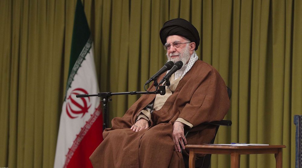 Le Leader de la Révolution islamique, l'Ayatollah Seyyed Ali Khamenei, rencontre un groupe de panégyristes religieux à Téhéran le 22 décembre 2024. (Photo de leader.ir)