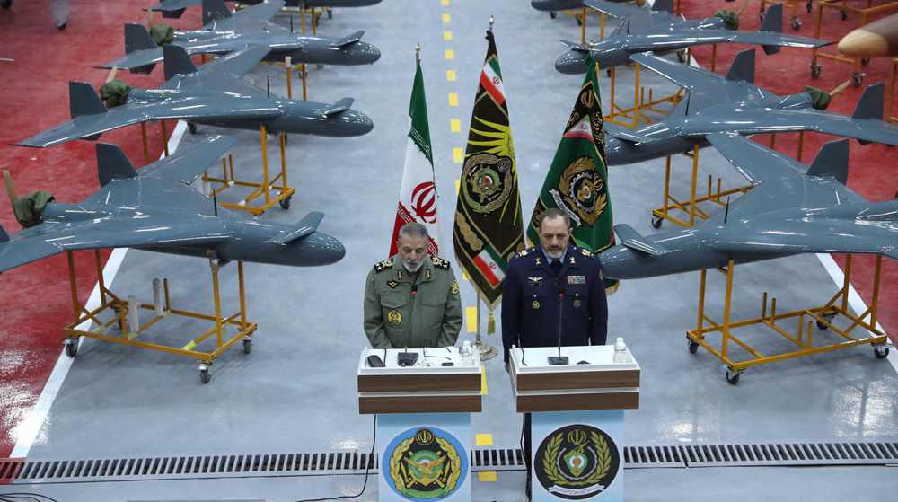 Le ministre iranien de la Défense, le général de brigade Aziz Nasirzadeh (à droite), et le commandant en chef de l’armée, le général de division Abdolrahim Mousavi, assistent à une cérémonie d’intégration de 1 000 drones dans l’organisation de combat de l’armée, le 13 janvier 2025. ©Defa News