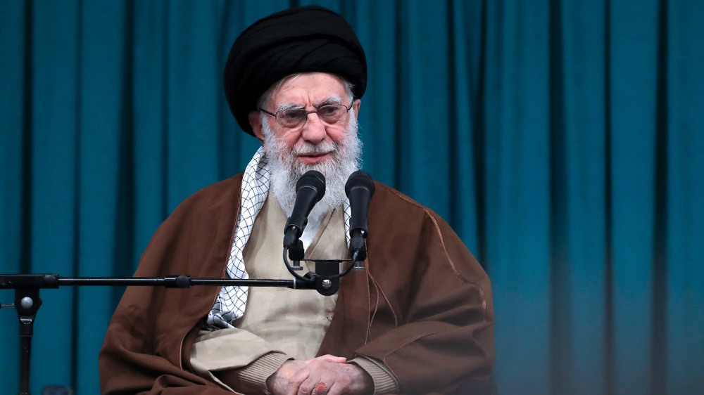 Le Leader de la Révolution islamique, l'Ayatollah Seyyed Ali Khamenei, s'adresse à des groupes de personnes à la veille du cinquième anniversaire du martyre du général de corps d'armée Qassem Soleimani à Téhéran, le 1er janvier 2025. (Photo de khamenei.ir)