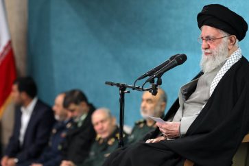Le Leader de la Révolution islamique, l’Ayatollah Sayed Ali Khamenei, a reçu, ce samedi 8 mars, les chefs des pouvoirs exécutif, législatif et judiciaire et de hauts responsables militaires et politiques iraniens. ©leader.ir