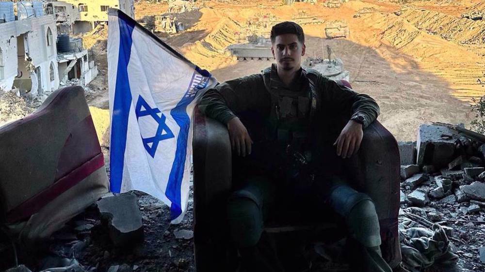 Le criminel de guerre israélien Shay Friedman pose pour une photo à Gaza. (réseaux sociaux)