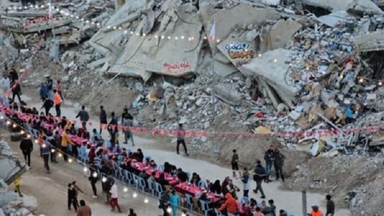 Des Gazaouis rassemblés autour de la table de l'Iftar, pendant le mois de Ramadan