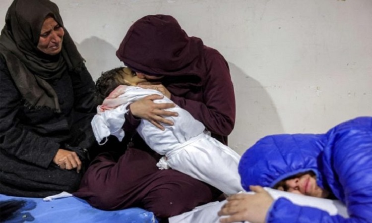 Une femme pleure son enfant tué par les bombardements israéliens contre Gaza, le 25 mars 2025.