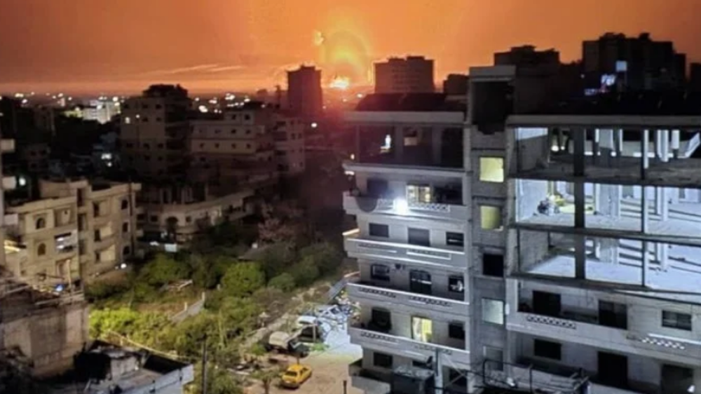 Des avions de guerre israéliens lancent de lourdes frappes sur Lattaquié, en Syrie, le 27 mars 2025. ©AP