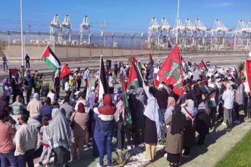 Des manifestants se sont rassemblés devant le port de Tanger Med, le 10 novembre 2024, pour protester contre l’accostage d’un navire américain en direction d’Israël, soupçonné de transporter des munitions de guerre. (Photo d’archives de h24info.ma)