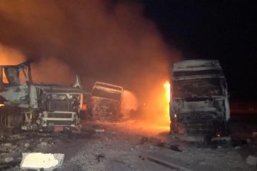 Un pétrolier en feu après que des frappes aériennes américaines ont ciblé le port pétrolier de Ras Issa à Hudaydah, au Yémen, le vendredi 18 avril 2025. ©AP