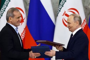 Le président russe Vladimir Poutine et son homologue iranien Massoud Pezeshkian assistent à une cérémonie de signature de documents à Moscou, en Russie, le 17 janvier 2025. ©Reuters