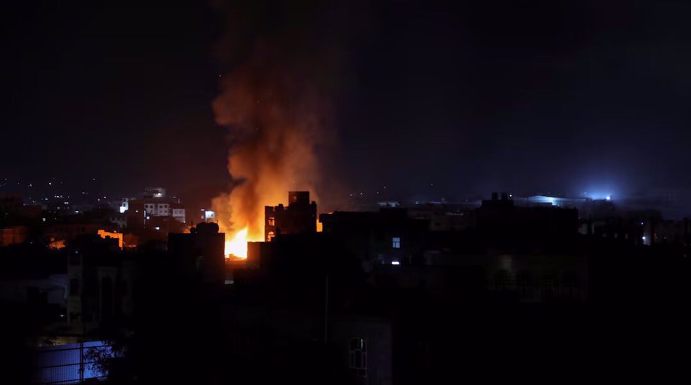 Des volutes de feu et de fumée s'élèvent à la suite d’une frappe aérienne à Sanaa, au Yémen, le 19 mars 2025. ©Reuters