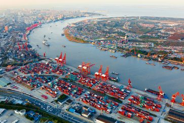 Le port de Shanghai est situé au milieu de la côte chinoise longue de 18 000 km, à l’embouchure du Yangzi Jiang. ©iStock.jpg
