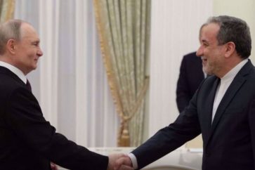 Le président russe Vladimir Poutine et le ministre iranien des Affaires Etrangères Abbas Araghchi.