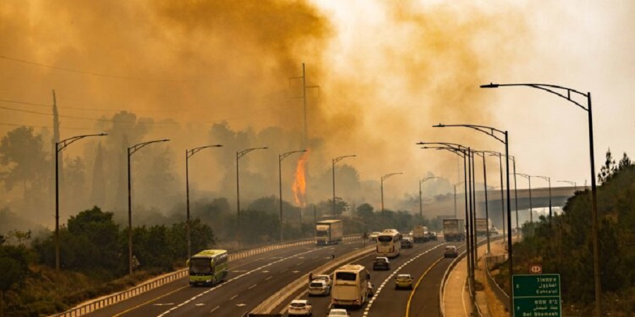 View of a large fire which broke out near moshav Eshtaol. April 23, 2025. Photo by Chaim Goldberg/Flash90 *** Local Caption *** שריפה
ירושלים
ליד מושב אשתאול
כבאים
אש
יער
שריפת ענק