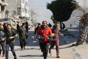 Une fille blessée est évacuée d'urgence du site d'une frappe israélienne sur un camp de fortune dans la ville de Gaza, le 23 mars 2025. ©Getty Images