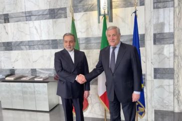 Le ministre italien des Affaires étrangères, Antonio Tajani (à droite), serre la main de son homologue iranien, Abbas Araghchi, au ministère italien des Affaires étrangères à Rome, le samedi 19 avril 2025. ©Reuters