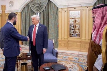 Photo fournie par le Palais royal saoudien montrant le prince héritier saoudien Mohammed ben Salmane, le président américain Donald Trump et le président syrien, Ahmad Charaa, le 14 mai 2025 à Ryad Palais royal saoudien/AFP Bandar AL-JALOUD