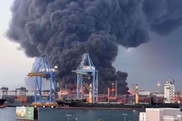 De la fumée s'élève après les explosions survenues mardi 6 mai 2025 à Port-Soudan. ©Anadolu/Getty Images