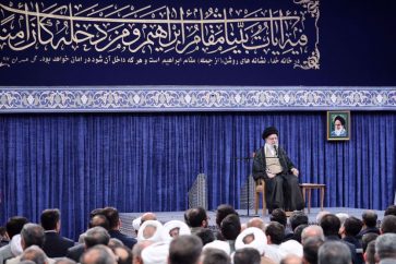 Le Leader de la Révolution islamique, l'Ayatollah Seyyed Ali Khamenei a accordé une audience aux organisateurs du grand pèlerinage du Hajj, le dimanche 4 mai 2025, à Téhéran. ©Leader.ir