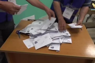 Dépouillement des votes pour les élections municipales au Mont-Liban.