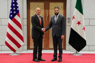 L’envoyé américain pour la Syrie, Tom Barrack et le président syrien par intérim Ahmad Charaa.