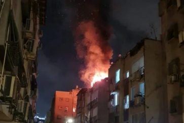 Incendie due à la chute d'un missile iranien à Holon, au sud de Tel Aviv.