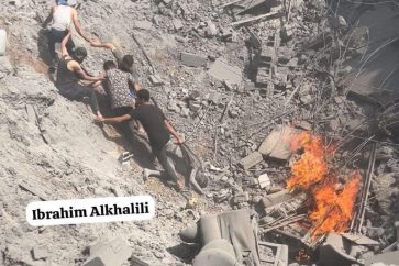 Une photo pathétique qui illustre les moyens utilisés pour évacuer les martyrs et les blessés dans les raids israéliens meurtriers.