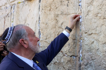 Il incite Donald Trump à frapper l’Iran au nom de Dieu !