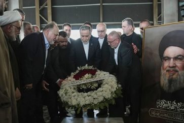 Le ministre iranien des Affaires étrangères, Abbas Araghchi (au centre) dépose une gerbe sur la tombe de Sayyed Hassan Nasrallah, défunt secrétaire général du Hezbollah libanais, dans la banlieue sud de Beyrouth, au Liban, le mardi 3 juin 2025. ©AP