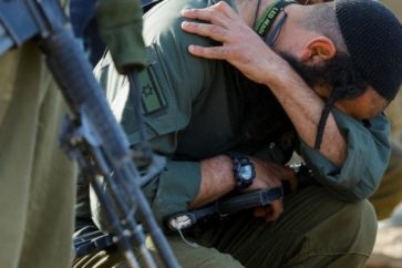 Un soldat israélien pleurant son collègue abattu par la Résistance (Illustration)