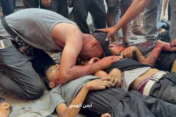 Des dizaines de martyrs, pour la plupart des enfants, suite aux bombardements israéliens visant le camp de réfugiés de Shati, dans la ville de Gaza, le 15 juillet 2025.