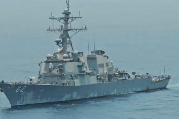 Capture d'écran d'une vidéo de la marine iranienne montrant le destroyer américain USS Fitzgerald en mer d'Oman, le 23 juillet 2025.