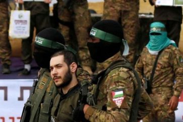 Des combattants du mouvement de résistance palestinien Hamas se préparent à remettre un prisonnier israélien dans la bande de Gaza, le 8 février 2025. ©AFP