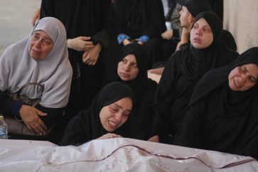 Des femmes palestiniennes en deuil assistent aux funérailles de leurs proches tués dans un bombardement israélien, contre Deir al-Balah, dans la bande de Gaza, le 12 juillet 2025. ©AP