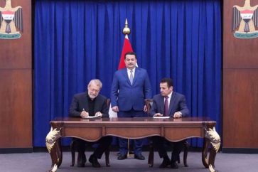 Le secrétaire du Conseil suprême de sécurité nationale iranien, Ali Larijani (à gauche), et le conseiller à la sécurité nationale irakien, Qasim al-Araji, signent un accord de sécurité bilatéral à Bagdad, le 11 août 2025. (AFP)