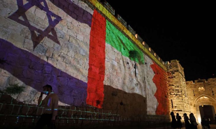 L'ambassadeur israélien fraichement nommé à Abou Dhabi, Yossi Sheli, a suscité une vaste controverse en raison de son implication dans un comportement qualifié d' « inapproprié » lors d'une visite privée dans un bar de Dubaï.