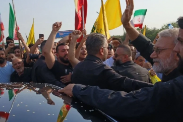 M.Larijani salue les citoyens libanais rassemblés devant l’aéroport de Beyrouth.
