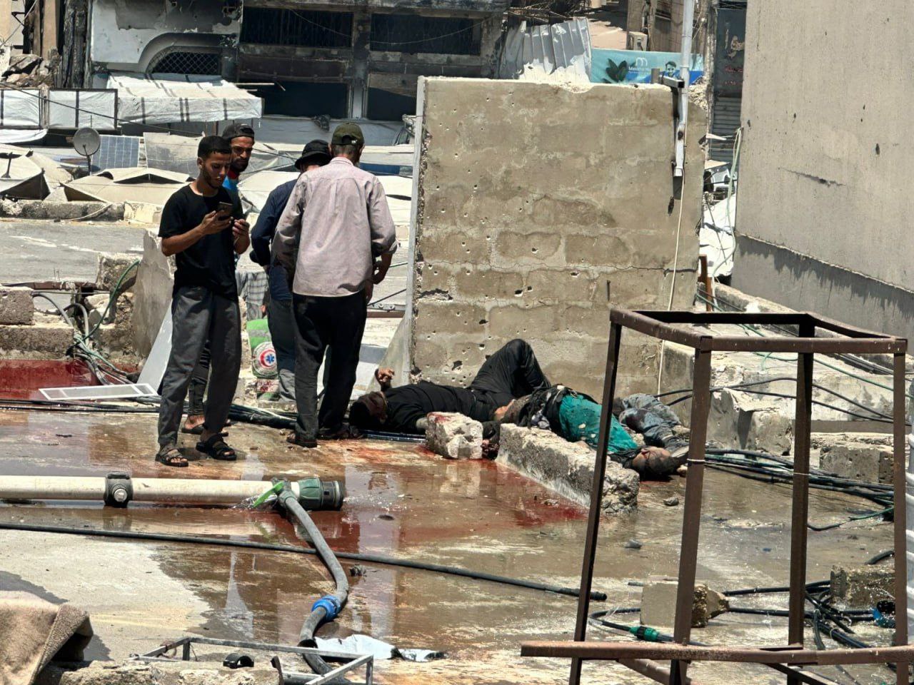 Des Palestiniens tués dans un raid israélien le 21 juillet sur une station de désalinisation de l’eau dans le quartier al-Rimal à Gaza-ville.