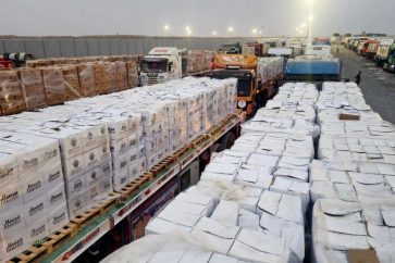 Lundi , 300 camions ont été renvoyés. Seuls 35 ont pu passer