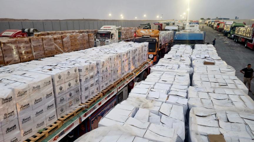 Lundi , 300 camions ont été renvoyés. Seuls 35 ont pu passer