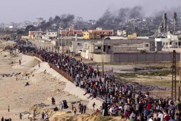 Des Palestiniens attendent l'arrivée de camions d'aide dans le centre de la bande de Gaza, le 19 mai 2024. ©AP